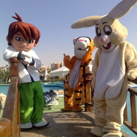 8- العرض السوبر :دجى +شو عرايس ( 4 شخصيات)+كلاون +رسم وش +مسابقات +اراجوز +شو افريقى+أرج بالون +10وردات